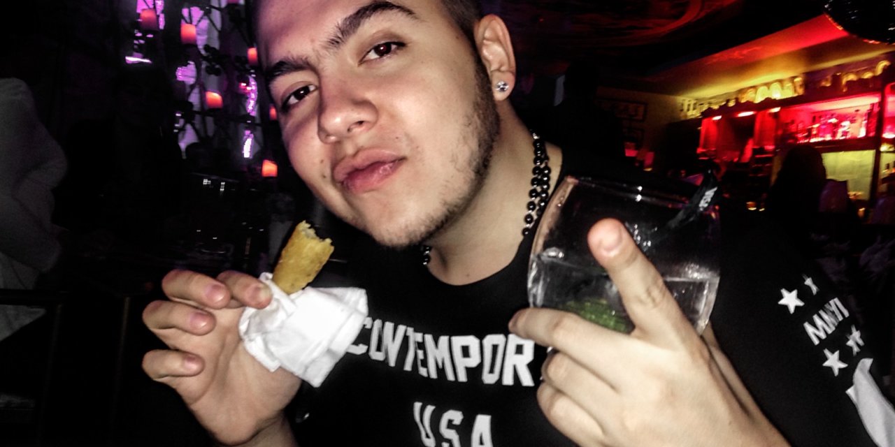 Que tengas buen viaje Kbesiya…. Por que Juan Esteban se queda con sus amigos.